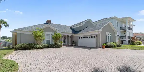 1098 Harbor Ln
