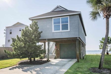 3329 Edgewater Dr
