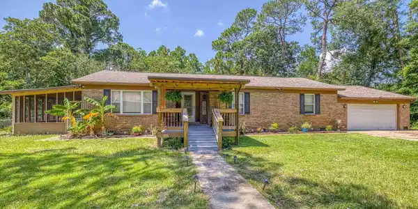3044 Laurel Dr