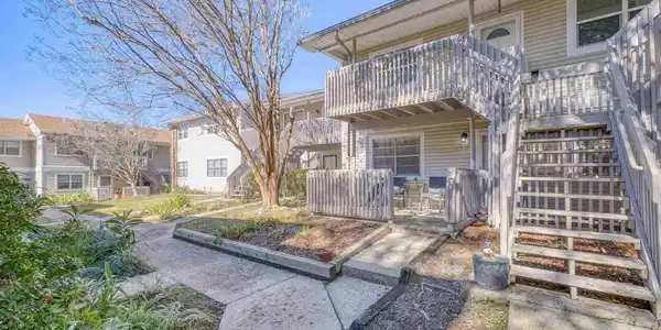 1200 Shoreline Dr