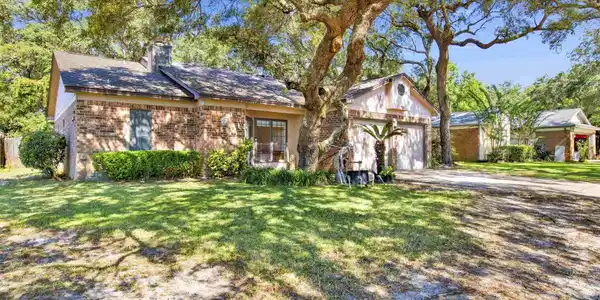 2718 Summertree Ln