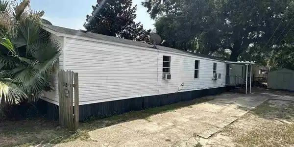 33 Domitilla St