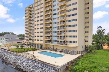 825 Bayshore Dr