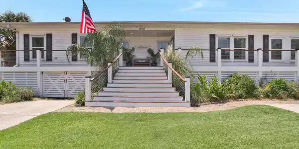 933 Coronado Dr