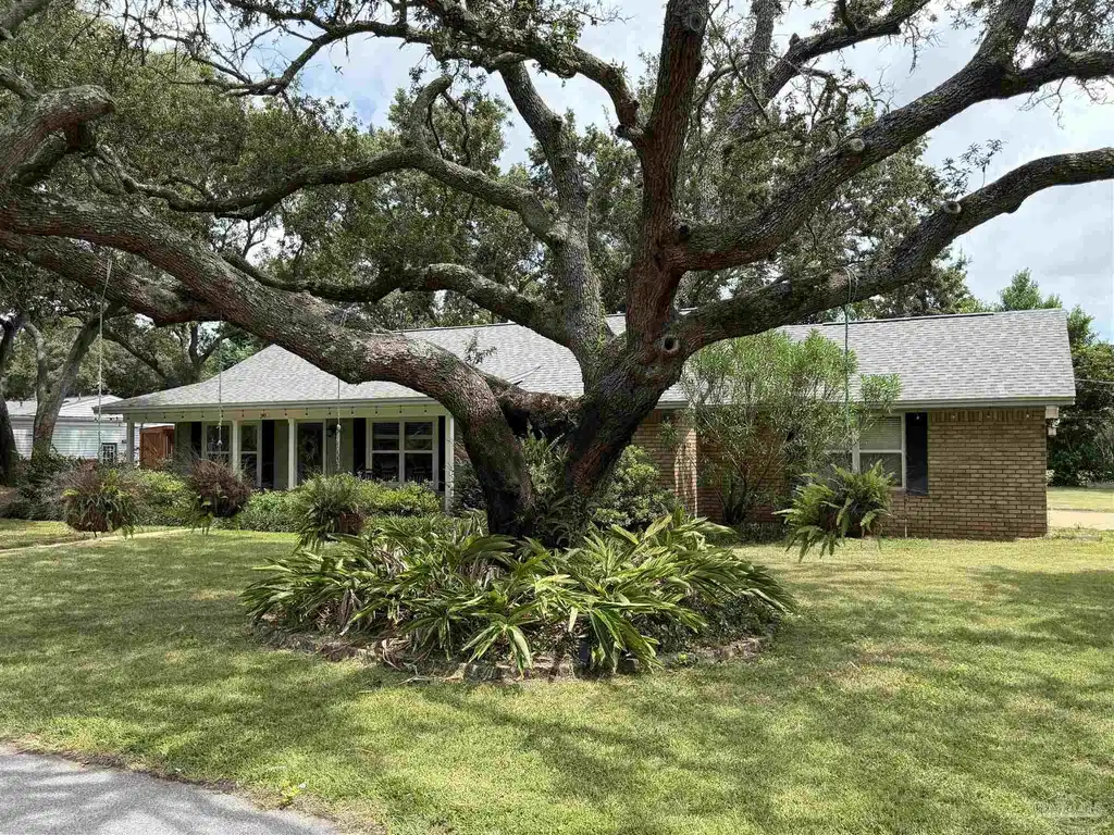 Image 1: Front view with sprawling oak tree