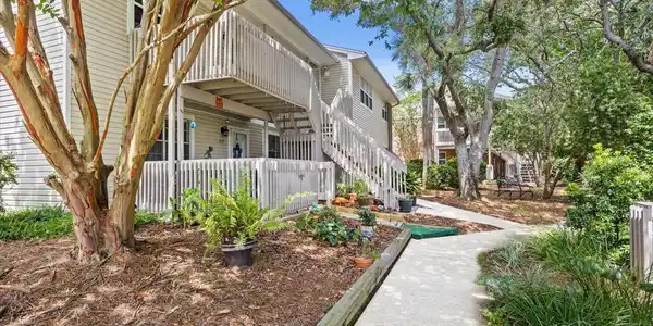 1200 Shoreline Dr