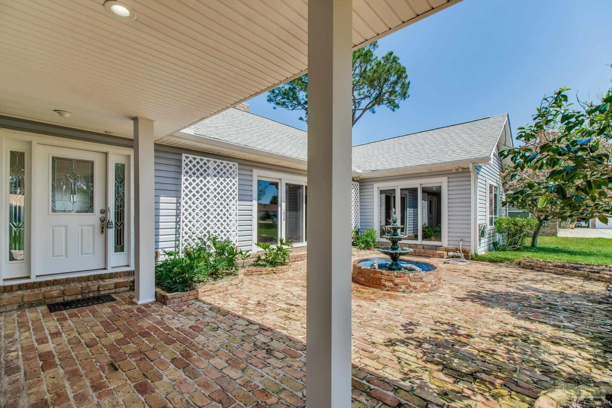 Image 3: Entryway courtyard