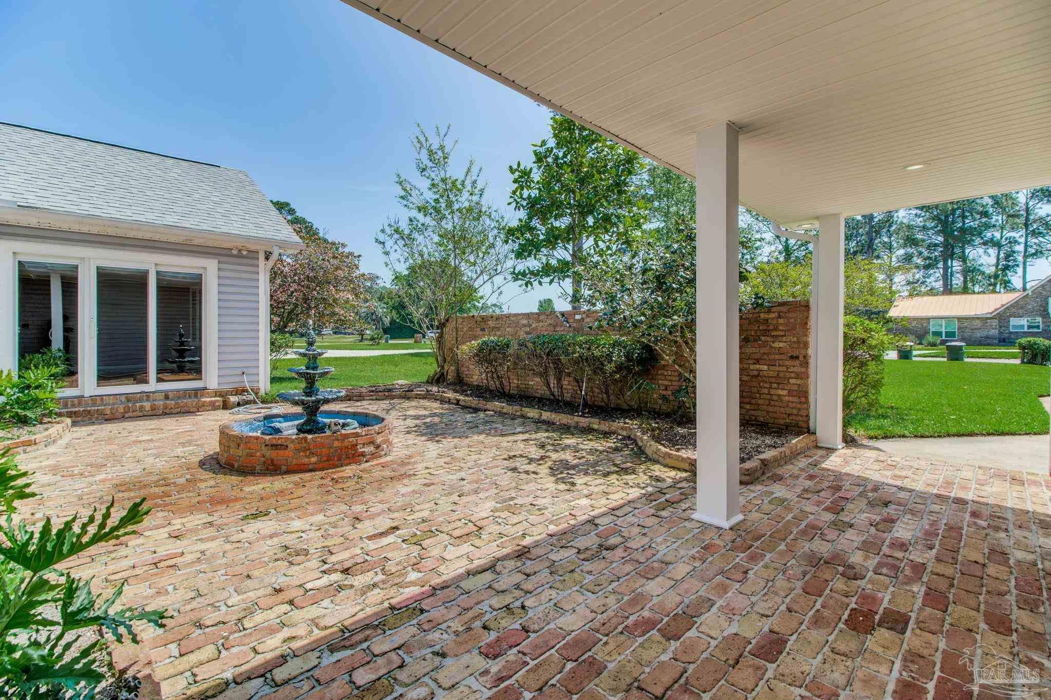 Image 4: Entryway courtyard
