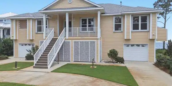 4561 Sabine Dr