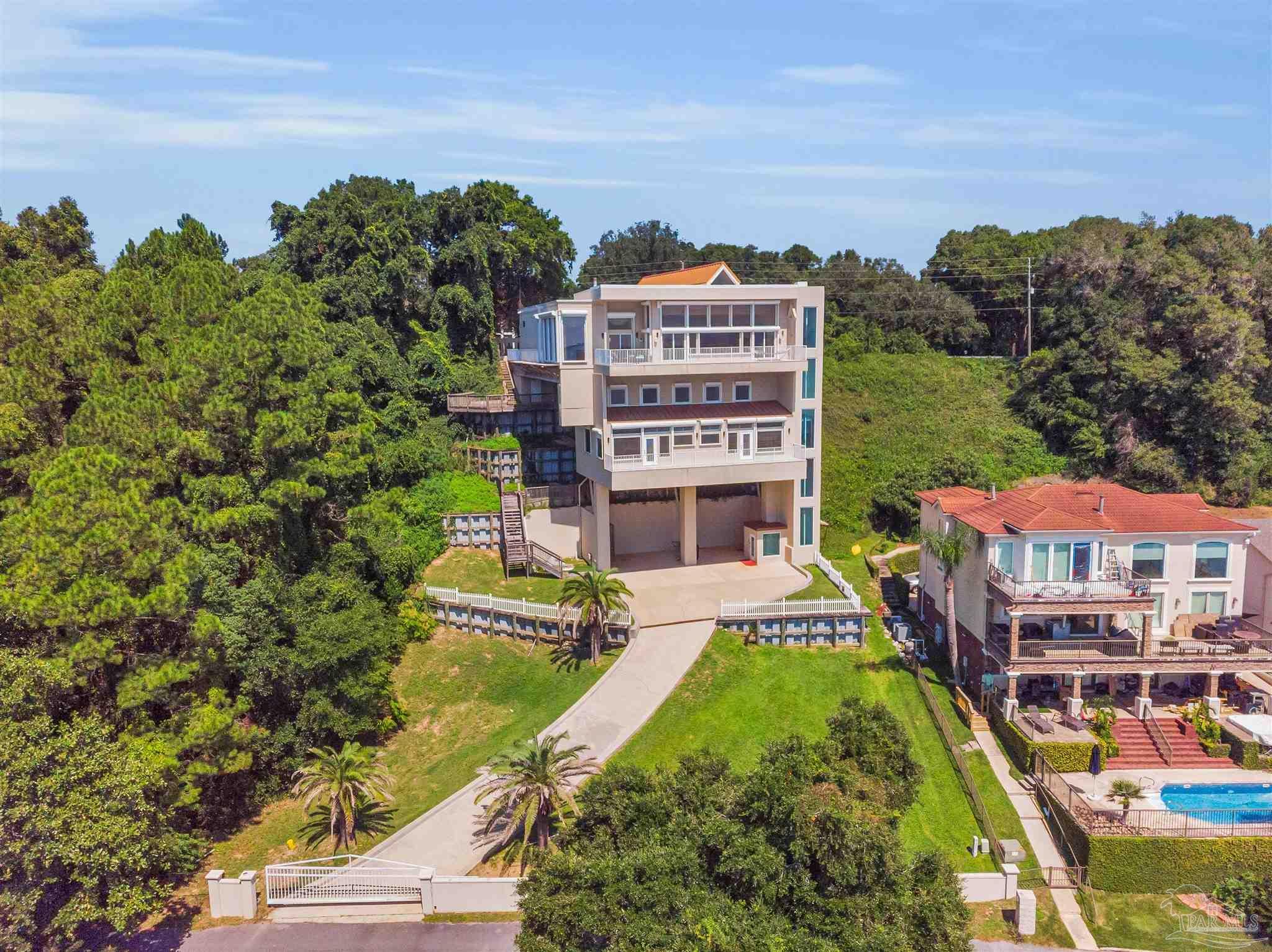 Image 4: Privacy Gates on Rosaflora Lane and Scenic Hwy