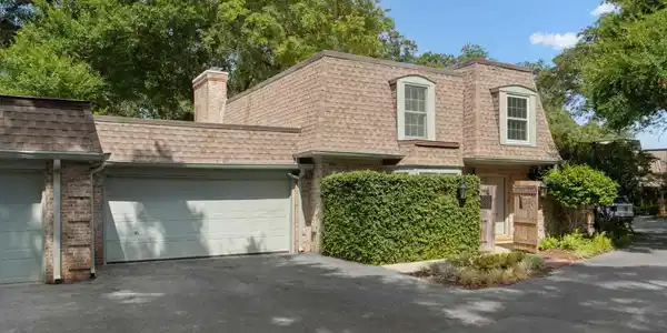 Image 2: Gorgeous gated courtyard entry