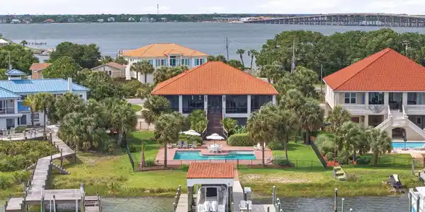 214 Sabine Dr