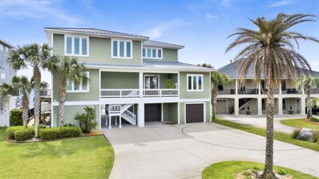 1070 Harbor Ln