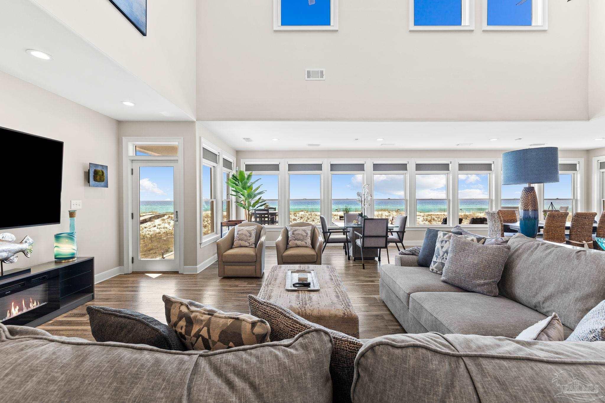 Image 2: Immaculate, fully renovated beach home