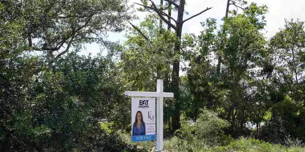 18 Mirror Lake Ct