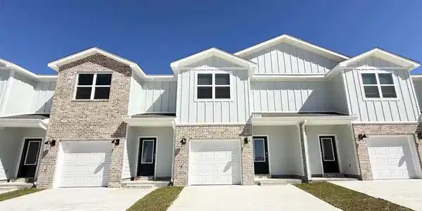 2402 Cliff Hollow Cir