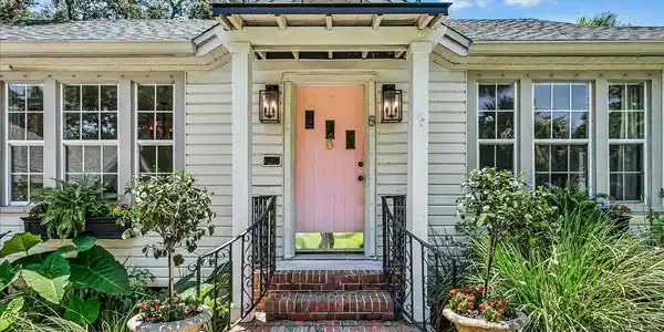 Image 2: Coastal flair in 1 of Pcola's oldest nghbrhoods!