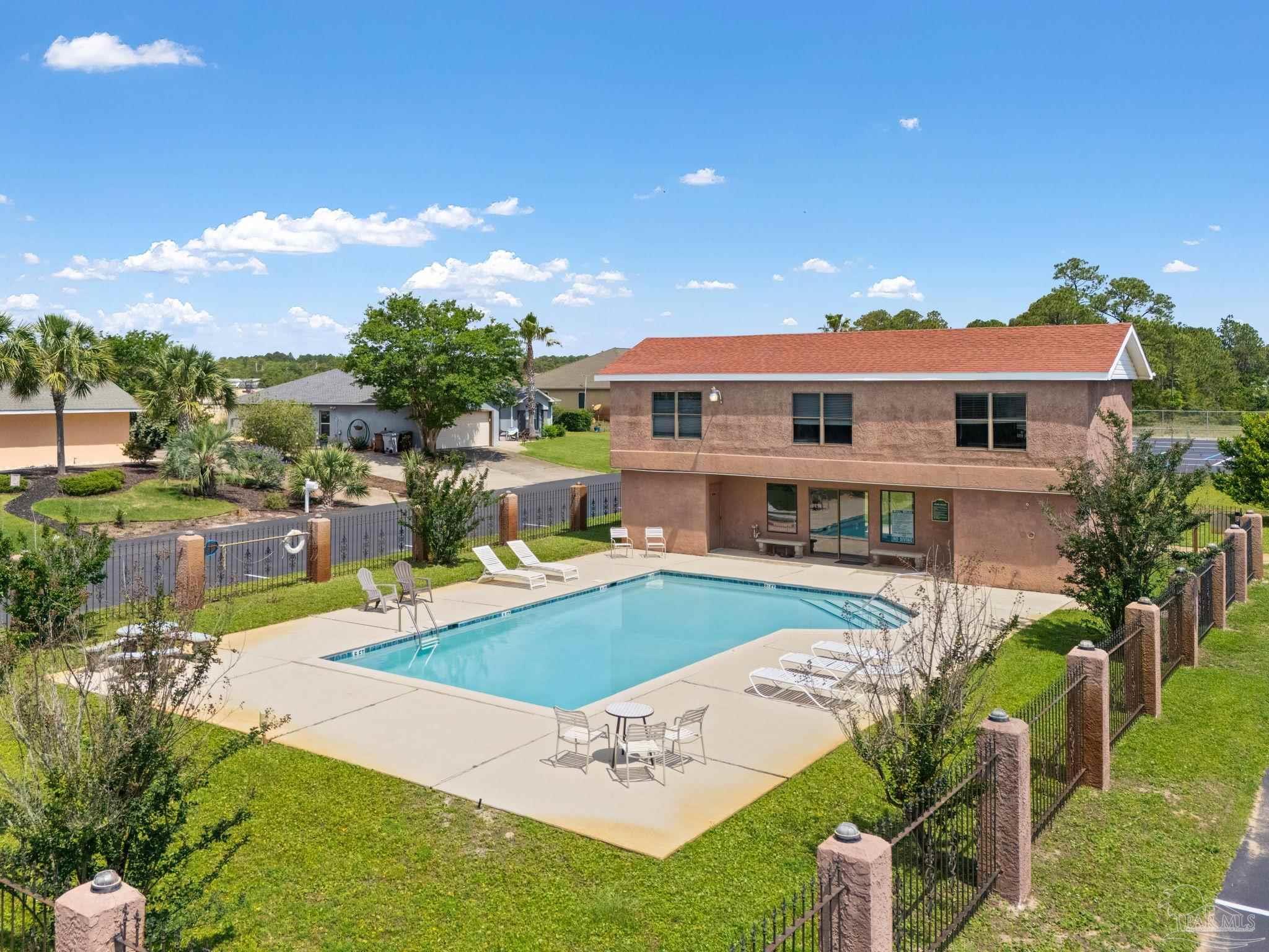 Image 3: Community Pool & Pool House