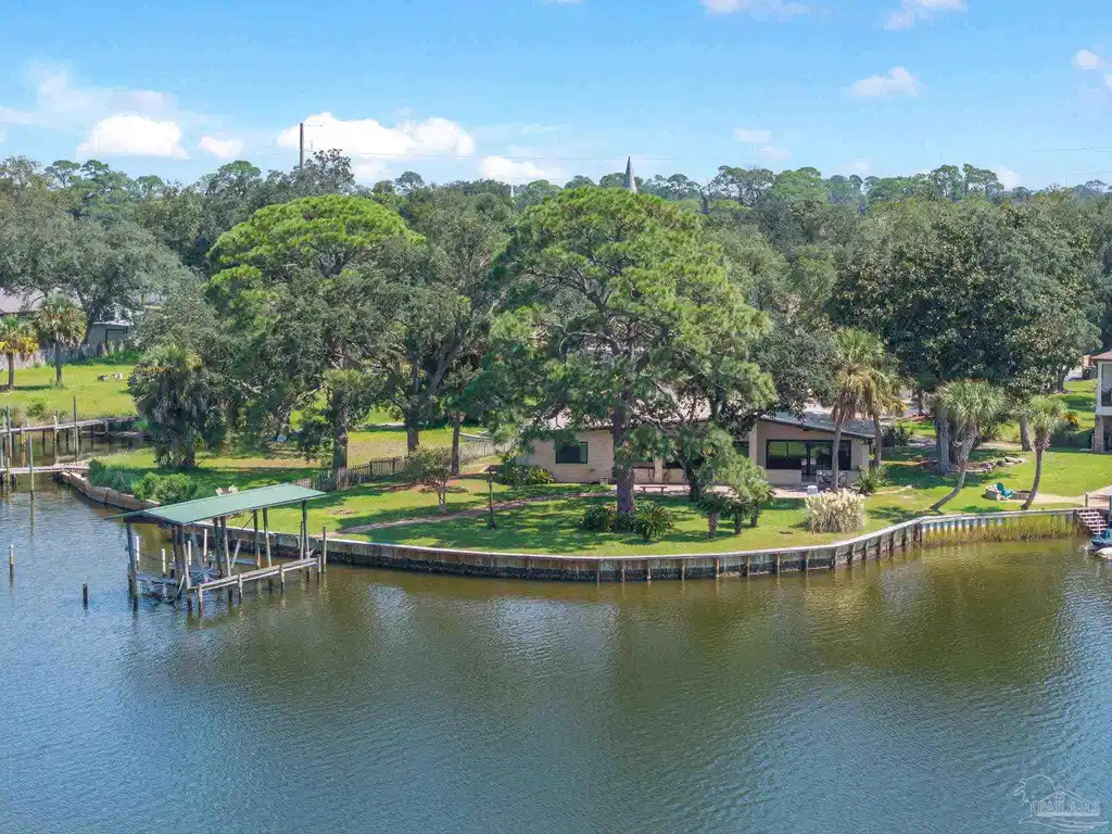 Image 1: Unique waterfront property on Bayou Grande