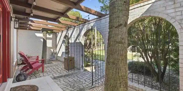 Image 3: Front courtyard