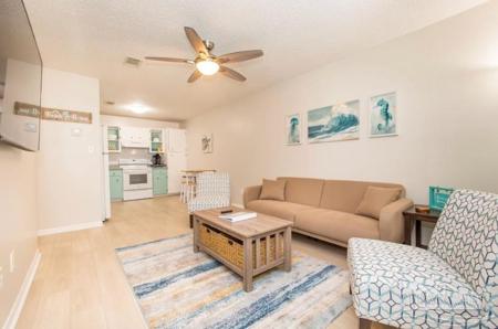 1301 Redwood Ln