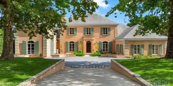 1725 E La Rua St