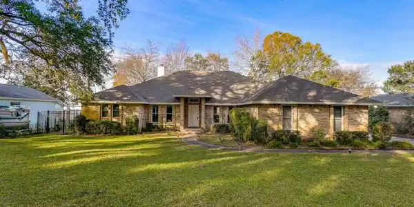 4228 E Sandy Bluff Dr