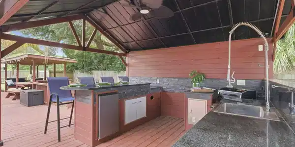 Image 2: Kitchen and XXLarge Patio