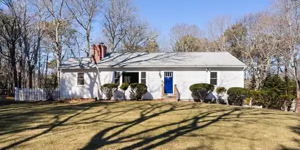 1 Howland Ln