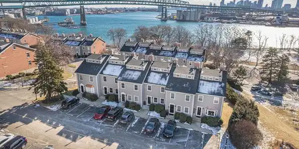28 Breakwater Dr