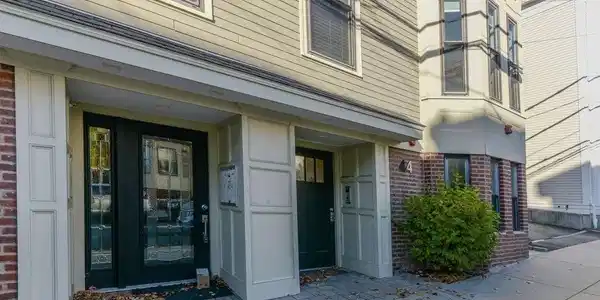 44 W Eagle St