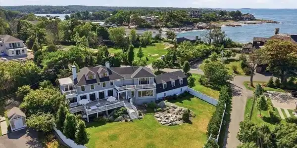 41 Hobart Ln