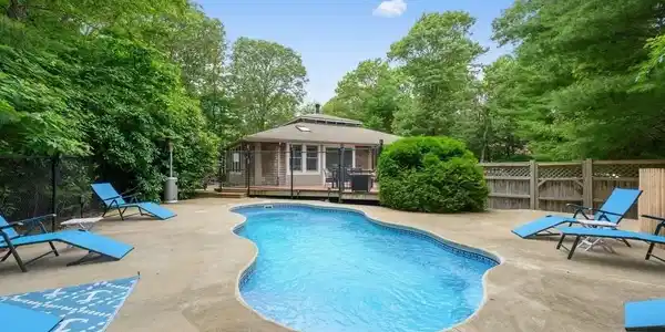 11 Halyard Cir