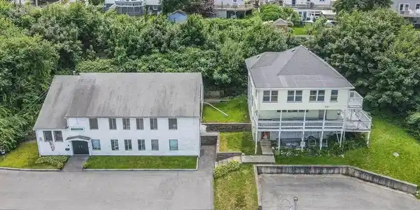 28 Bay Ave East