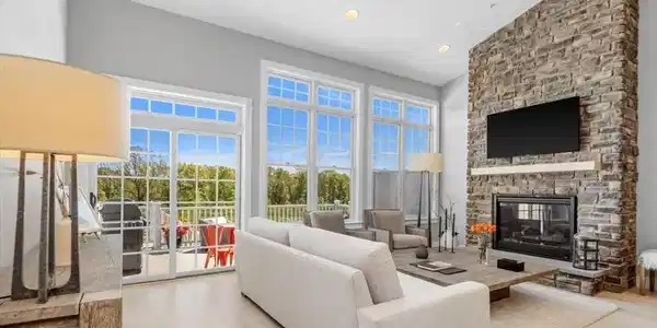 21 Brand Blvd
