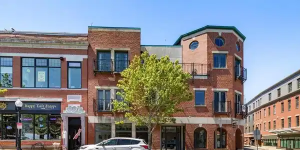 196 Main St