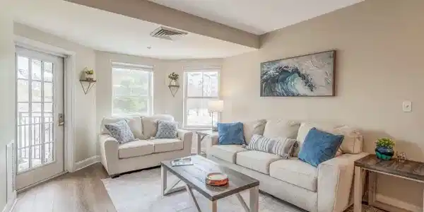 10 Seaport Dr