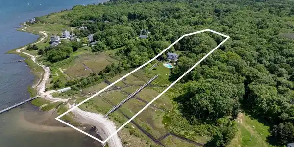 13 Harbor Acres Ln