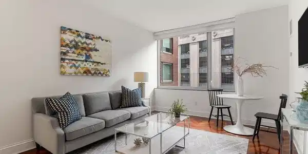 1 Charles St S