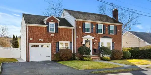 4 Dean Rd
