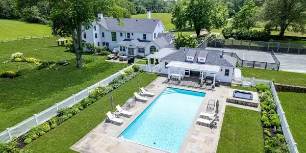31 Lambert's Cove Rd.