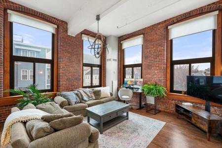 320 W 2nd St
