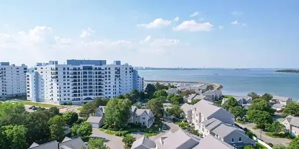 10 Seaport Dr