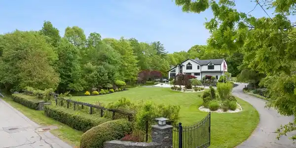 75 Narrows Rd