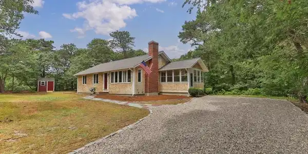 11 Oval Rd