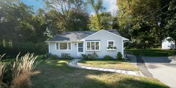16 Locust Rd