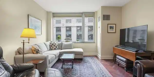 1 Charles St S