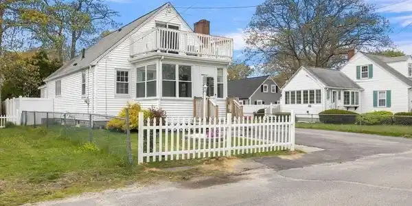 19 Bayview St