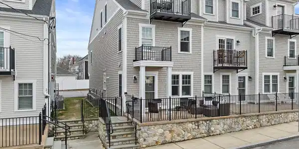 25 Howland St