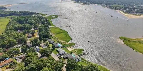 79 Edgewater Dr